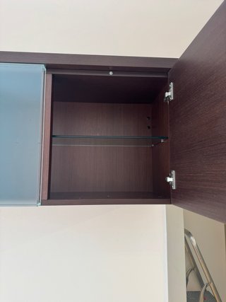 Mueble de pared madera y cristal