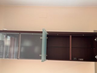 Mueble de pared madera y cristal