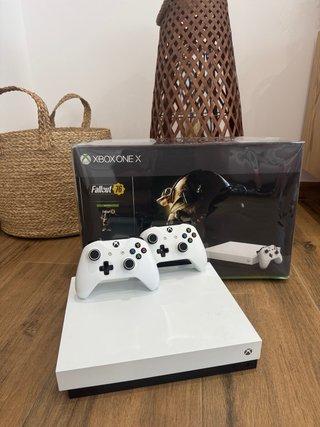 Xbox One X 1TB Bianca + 2 Controller