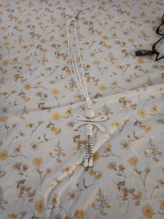 Collar libélula blanco y plateado