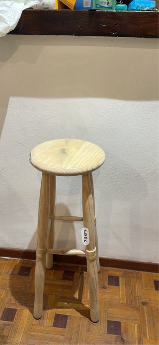 Banco alto de madera