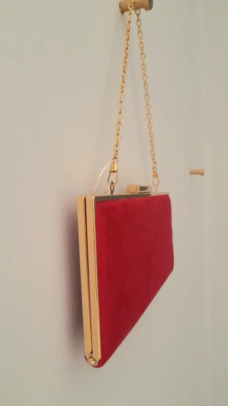 Bolso de fiesta rojo con cadena dorada