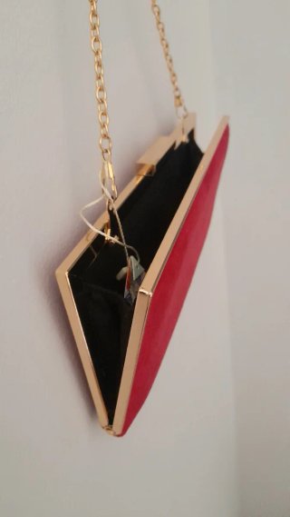 Bolso de fiesta rojo con cadena dorada