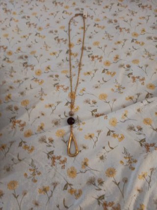 Collar dorado con colgante lágrima