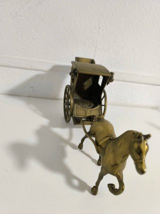 Figura decorativa de metal: Carruaje y caballo