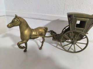 Figura decorativa de metal: Carruaje y caballo