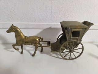 Figura decorativa de metal: Carruaje y caballo