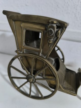 Figura decorativa de metal: Carruaje y caballo