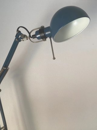 Lámpara de escritorio azul metálica