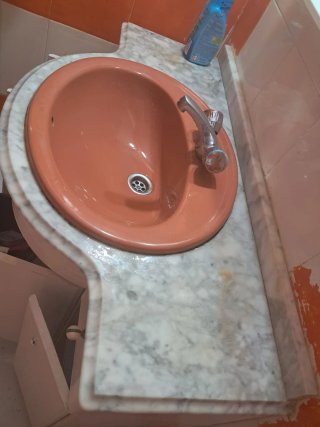 Mueble de baño con lavabo y armario