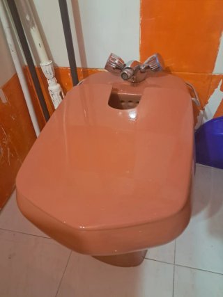 Mueble de baño con lavabo y armario