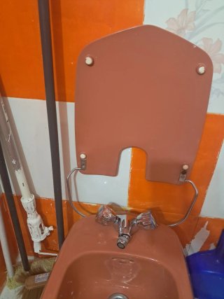 Mueble de baño con lavabo y armario