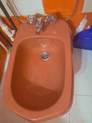 Mueble de baño con lavabo y armario