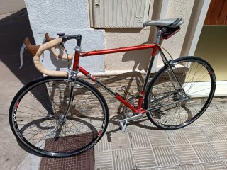 Bicicleta de carretera roja y cromada