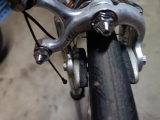 Bicicleta de carretera roja y cromada