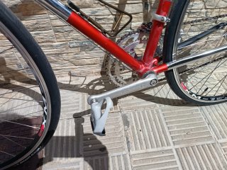 Bicicleta de carretera roja y cromada