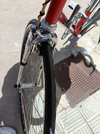 Bicicleta de carretera roja y cromada