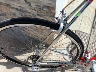 Bicicleta de carretera roja y cromada