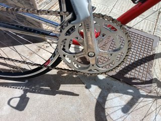 Bicicleta de carretera roja y cromada