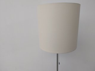 LAMPADA DA TERRA PER SOGGIORNO CON BASE E LUCE APPLICATA