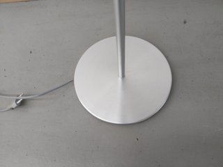 LAMPADA DA TERRA PER SOGGIORNO CON BASE E LUCE APPLICATA