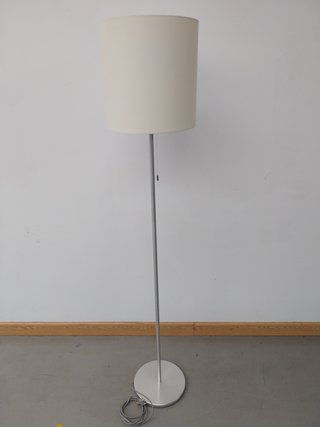 LAMPADA DA TERRA PER SOGGIORNO CON BASE E LUCE APPLICATA
