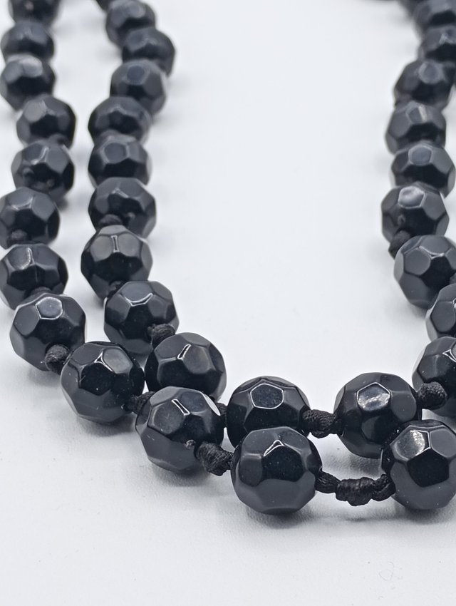 Collar largo de cuentas negras facetadas