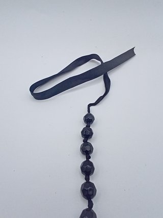 Collar largo de cuentas negras facetadas