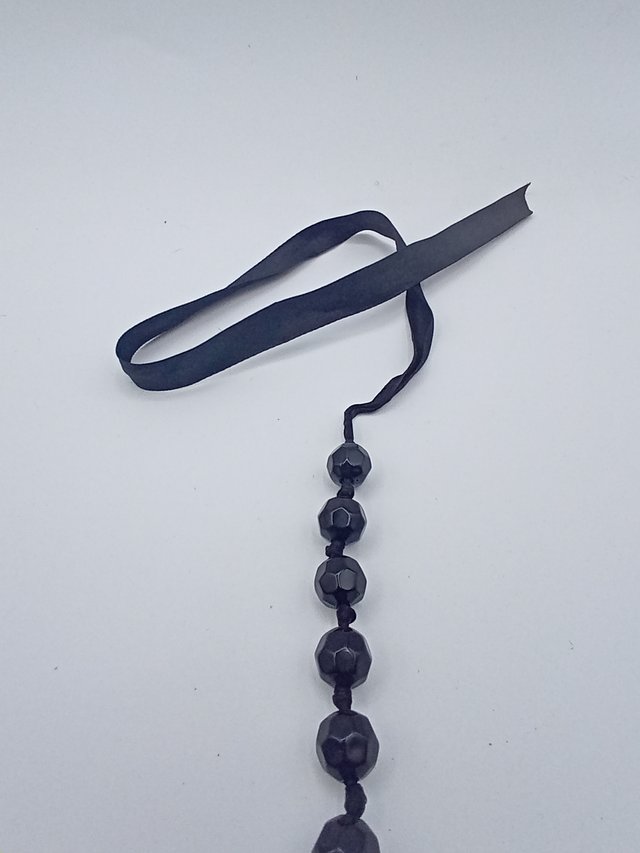 Collar largo de cuentas negras facetadas