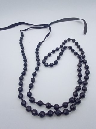 Collar largo de cuentas negras facetadas