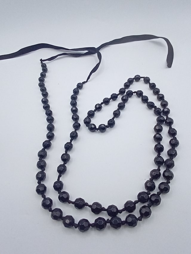 Collar largo de cuentas negras facetadas