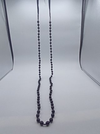 Collar largo de cuentas negras facetadas