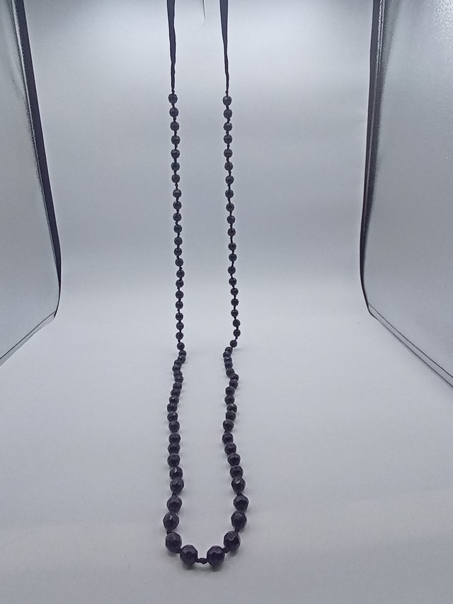 Collar largo de cuentas negras facetadas