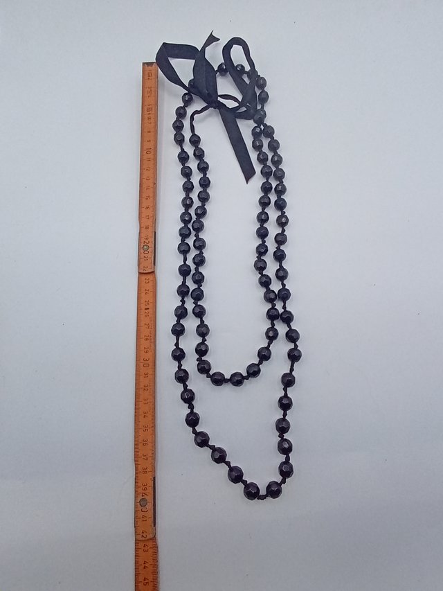 Collar largo de cuentas negras facetadas