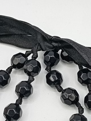 Collar largo de cuentas negras facetadas