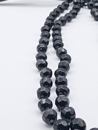 Collar largo de cuentas negras facetadas
