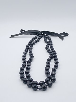 Collar largo de cuentas negras facetadas