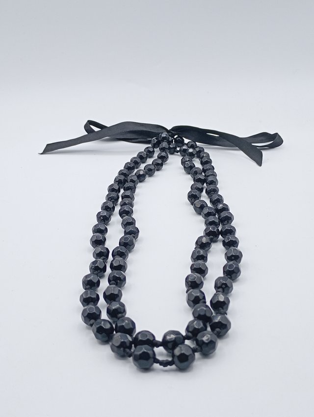 Collar largo de cuentas negras facetadas