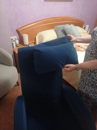 butaca azul con banqueta a juego