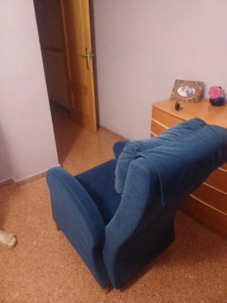 butaca azul con banqueta a juego