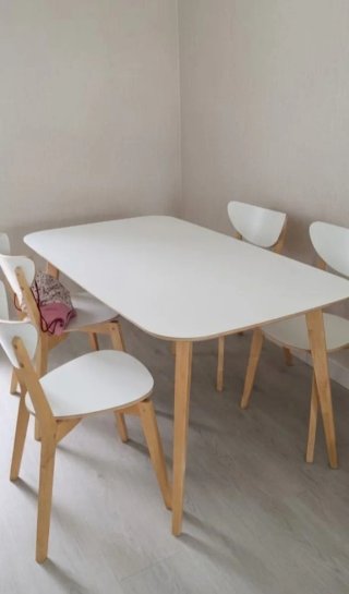 Mesa y 4 Sillas de Comedor Blancas.