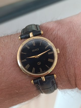 Reloj Gucci Negro y Dorado