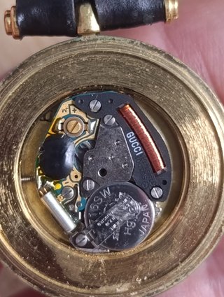 Reloj Gucci Negro y Dorado