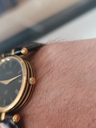 Reloj Gucci Negro y Dorado