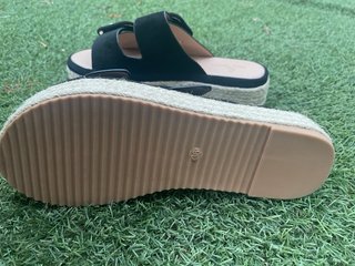 Sandalias negras mujer con hebilla