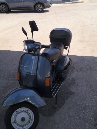 Vespa Scooter Negra y Gris Xp 200 Piaggio 200cc