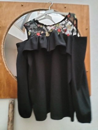 Blusa nera spalle scoperte con ricami