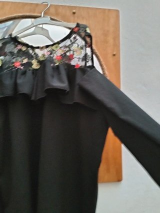 Blusa nera spalle scoperte con ricami