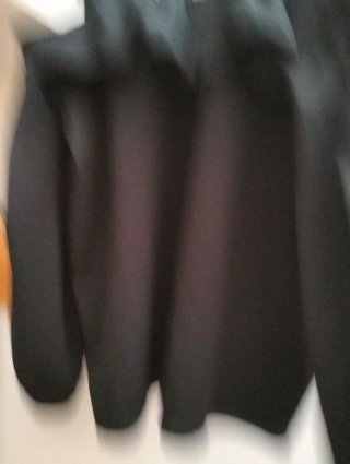 Blusa nera spalle scoperte con ricami
