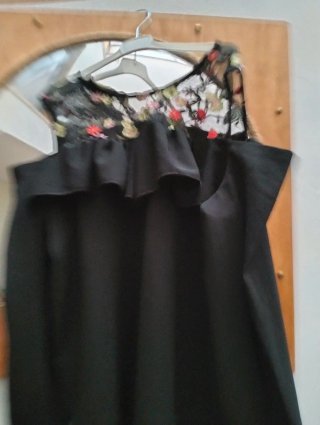 Blusa nera spalle scoperte con ricami